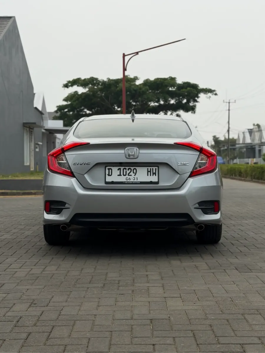 Foto Mobil Bekas Tampak Belakang Honda Civic 1.5 Turbo tahun 2016