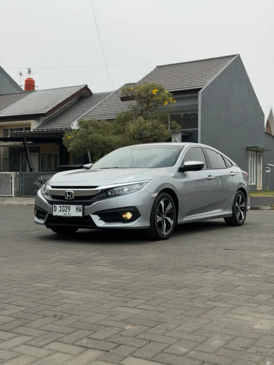 Foto Mobil Bekas Tampak Samping Honda Civic 1.5 Turbo tahun 2016