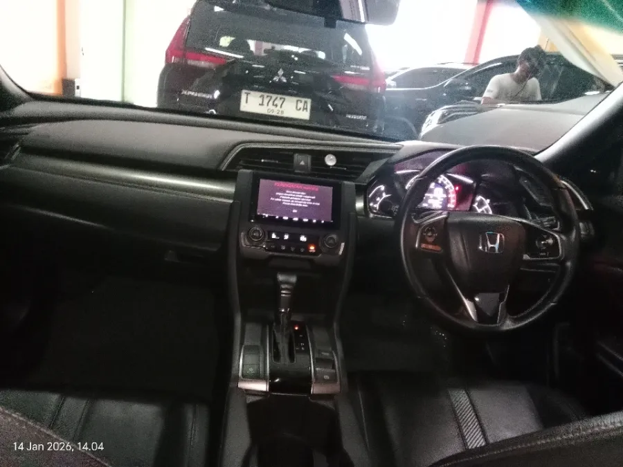Foto Mobil Bekas Dashboard Honda Civic 1.5 Turbo tahun 2018
