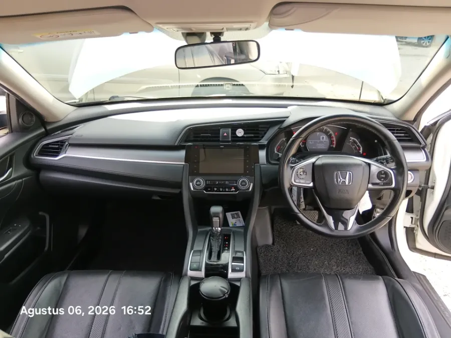 Foto Mobil Bekas Dashboard Honda Civic 1.5 Turbo tahun 2018