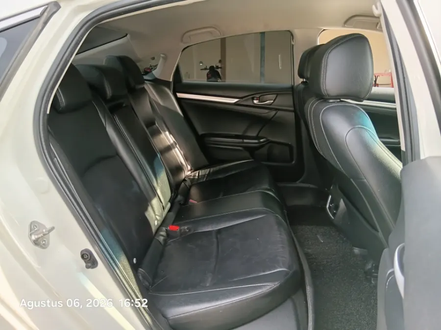 Foto Mobil Bekas Kabin Belakang Honda Civic 1.5 Turbo tahun 2018