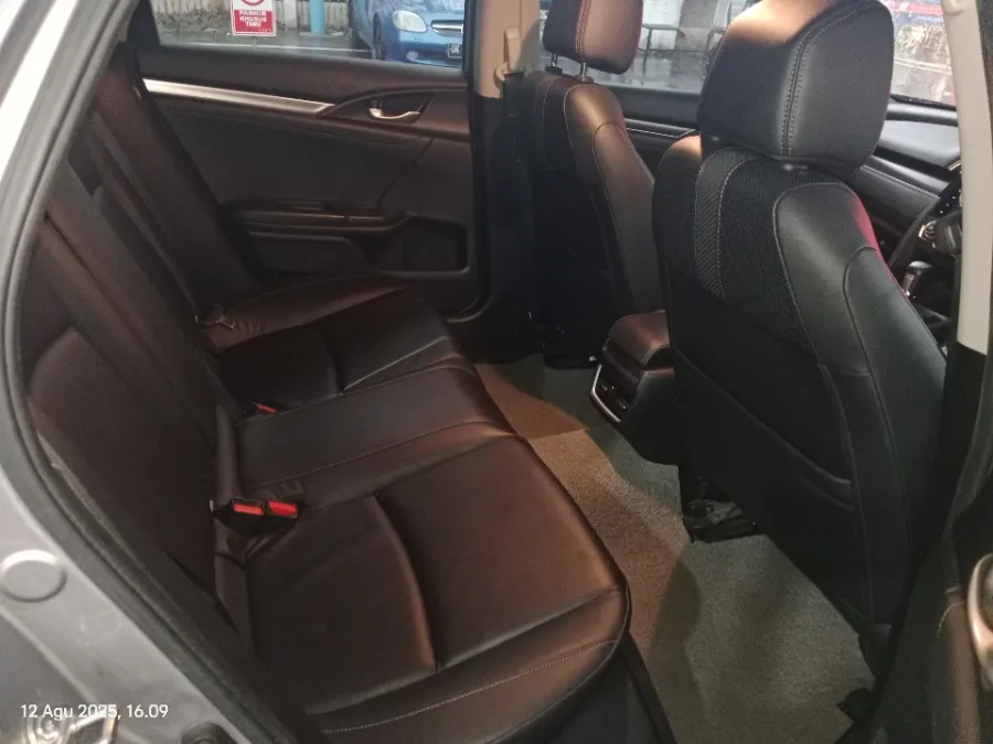 Foto Mobil Bekas Kabin Belakang Honda Civic 1.5 Turbo tahun 2019