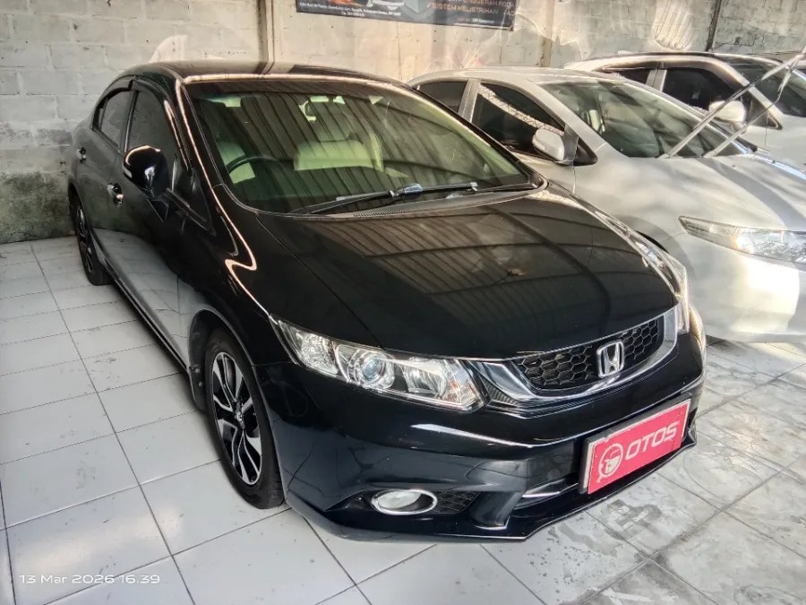 Foto Mobil Bekas Kanan Depan Honda Civic 1.8 FB tahun 2015