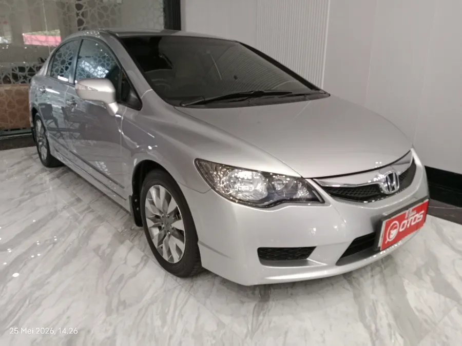 Foto Mobil Bekas Kanan Depan Honda Civic 1.8 FD tahun 2014