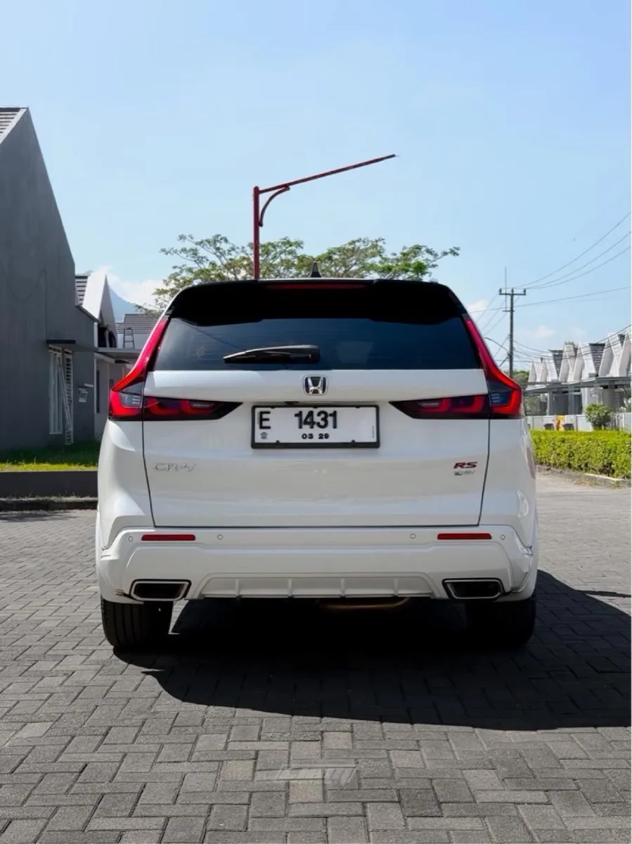 Foto Mobil Bekas Tampak Belakang Honda CR-V 2.0 RS Hybrid tahun 2023