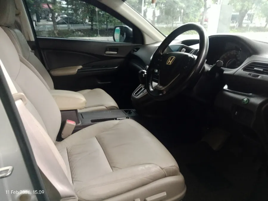Foto Mobil Bekas Kabin Depan Honda CR-V 2.4 RM3 tahun 2013