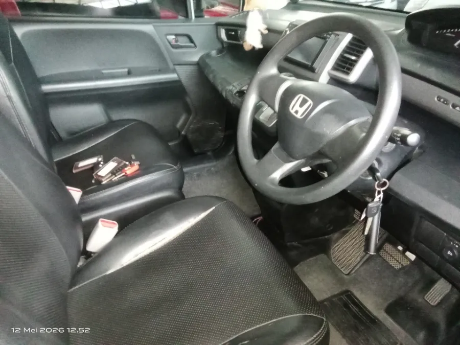 Foto Mobil Bekas Kabin Depan Honda Freed 1.5 A tahun 2012