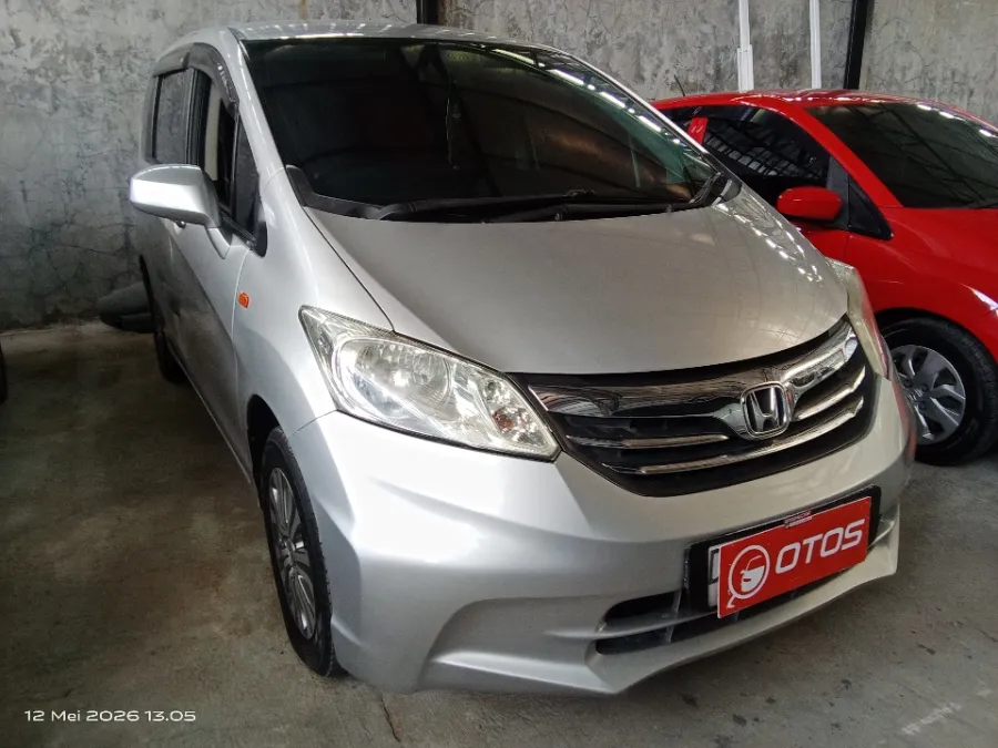 Foto Mobil Bekas Kanan Depan Honda Freed 1.5 A tahun 2012