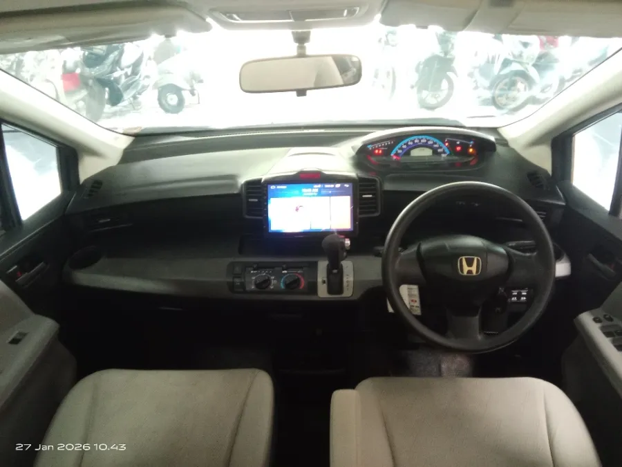 Foto Mobil Bekas Dashboard Honda Freed 1.5 E tahun 2010