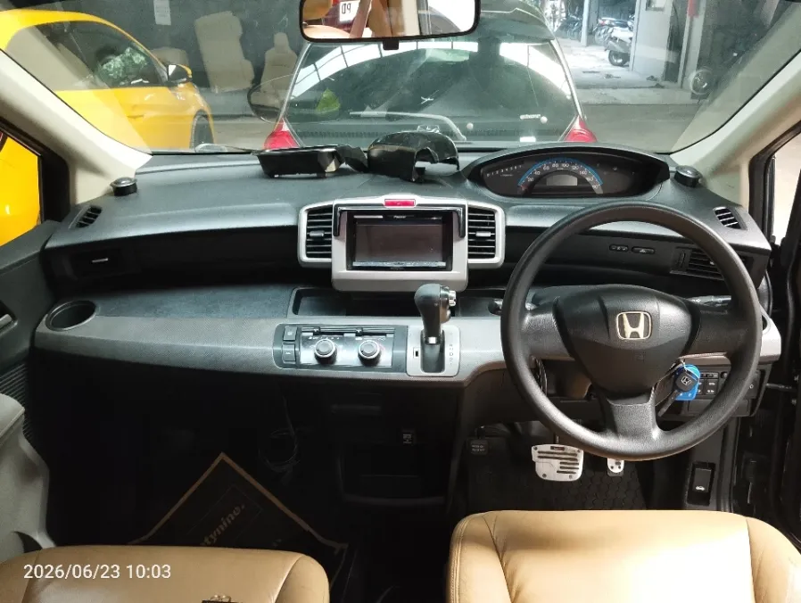 Foto Mobil Bekas Dashboard Honda Freed 1.5 E tahun 2010