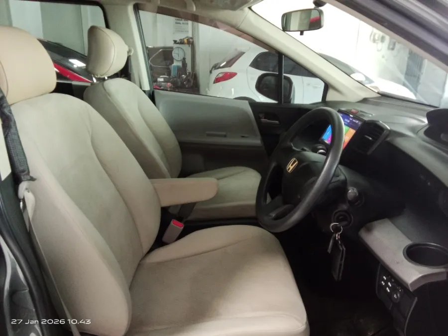 Foto Mobil Bekas Kabin Depan Honda Freed 1.5 E tahun 2010