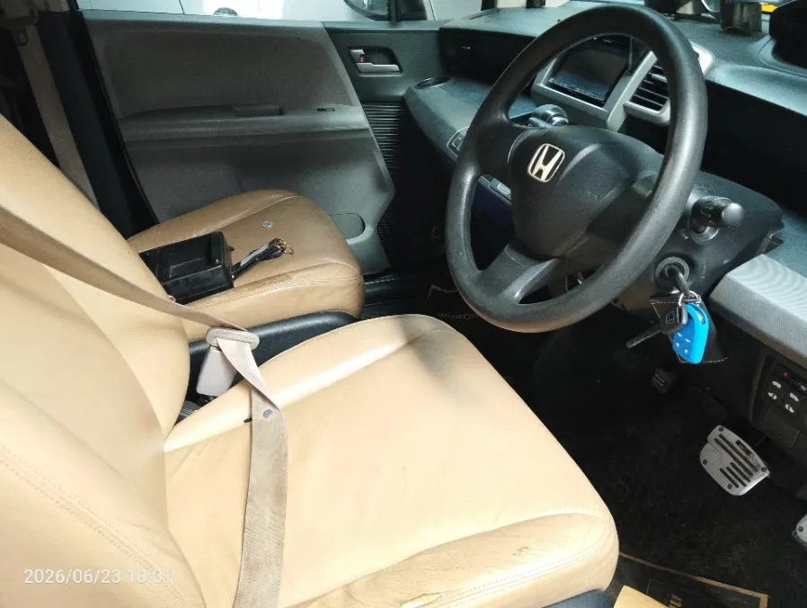 Foto Mobil Bekas Kabin Depan Honda Freed 1.5 E tahun 2010