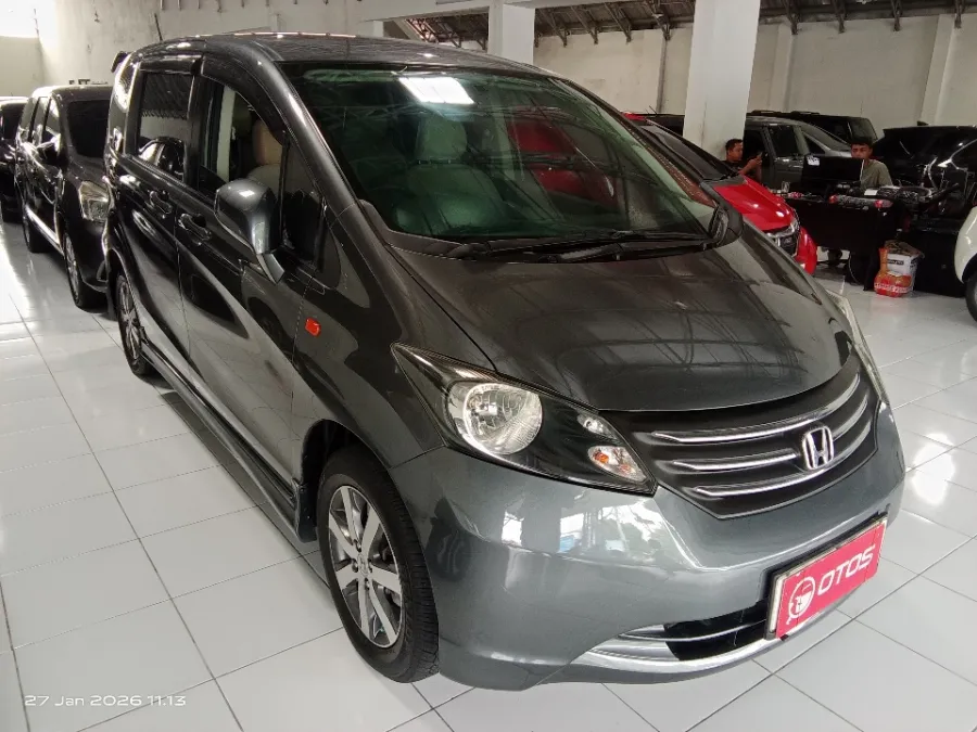 Foto Mobil Bekas Kanan Depan Honda Freed 1.5 E tahun 2010