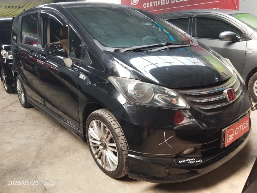 Foto Mobil Bekas Kanan Depan Honda Freed 1.5 E tahun 2010