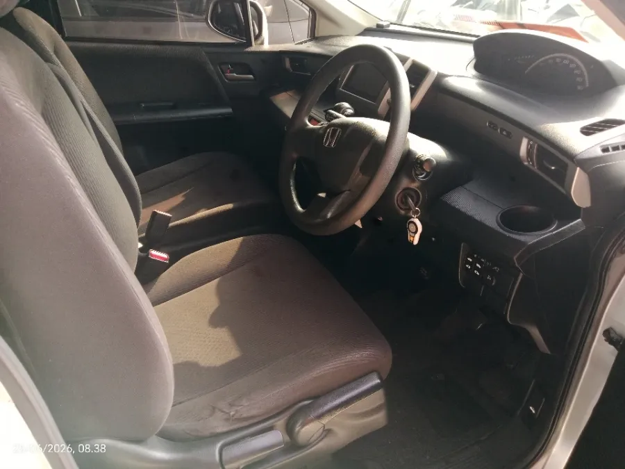 Foto Mobil Bekas Kabin Depan Honda Freed 1.5 E tahun 2013