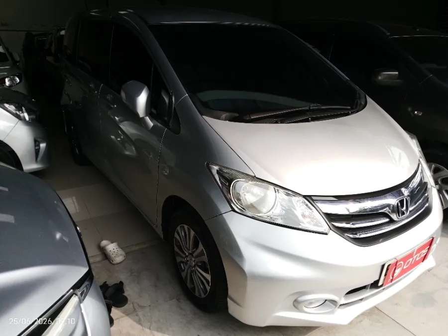 Foto Mobil Bekas Kanan Depan Honda Freed 1.5 E tahun 2013