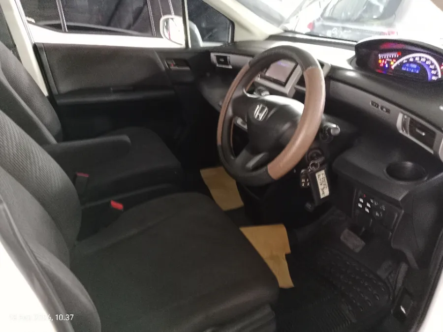Foto Mobil Bekas Kabin Depan Honda Freed 1.5 E tahun 2014