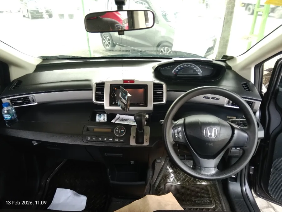 Foto Mobil Bekas Dashboard Honda Freed 1.5 E tahun 2015