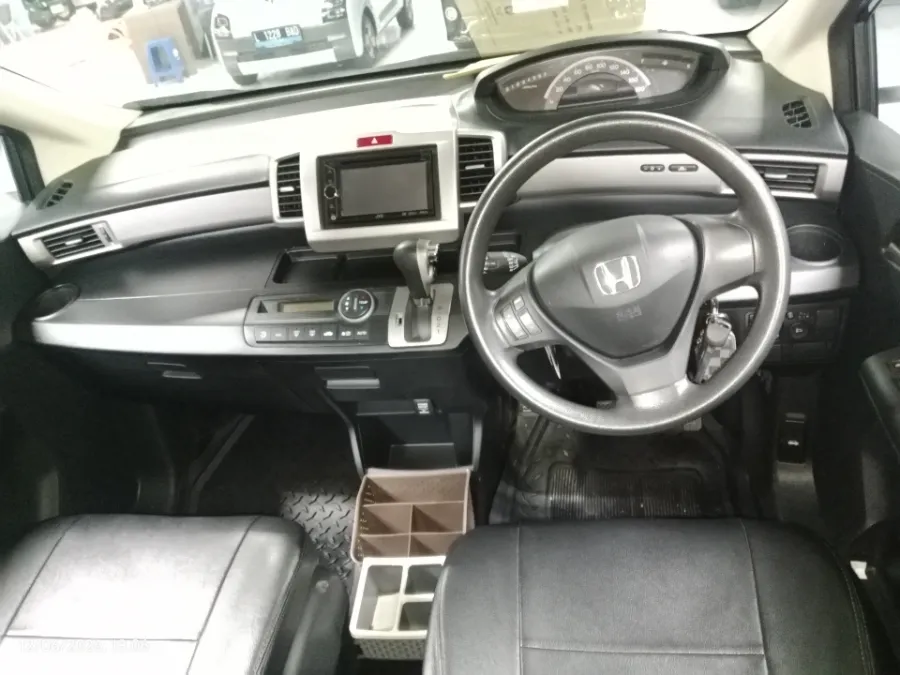 Foto Mobil Bekas Dashboard Honda Freed 1.5 E tahun 2015