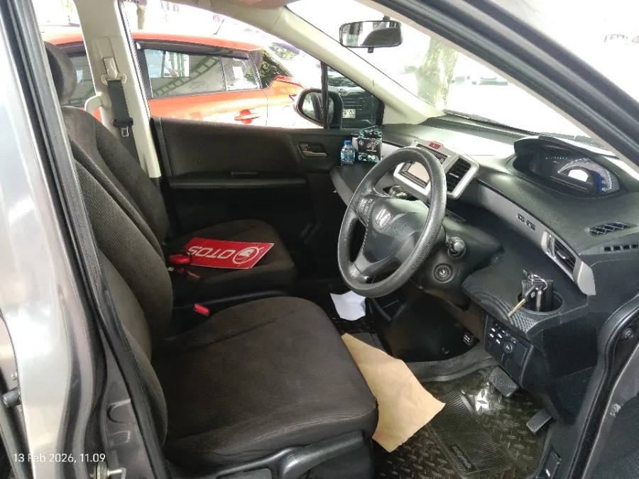 Foto Mobil Bekas Kabin Depan Honda Freed 1.5 E tahun 2015
