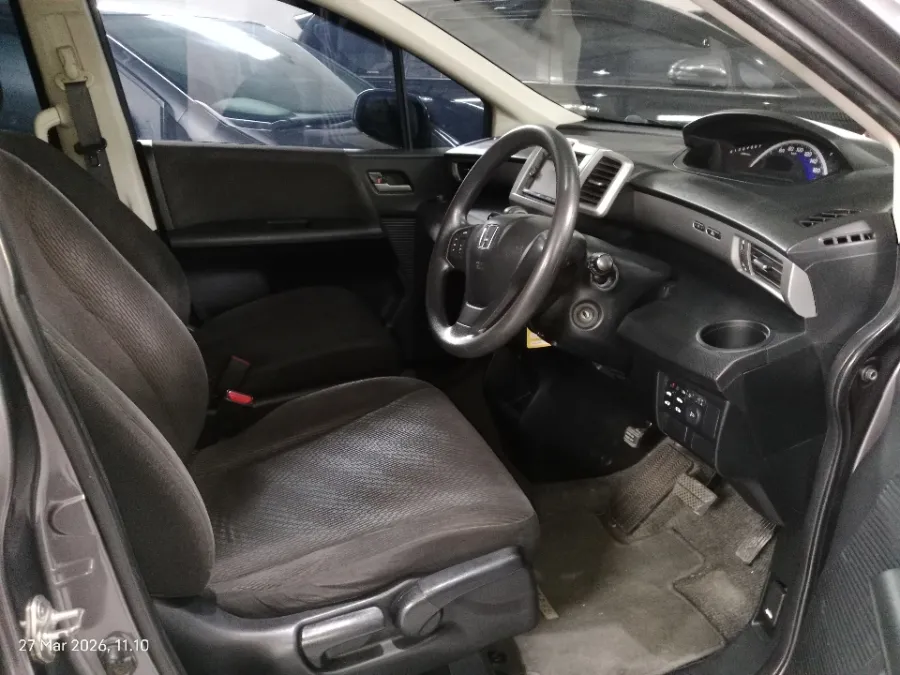 Foto Mobil Bekas Kabin Depan Honda Freed 1.5 E tahun 2015