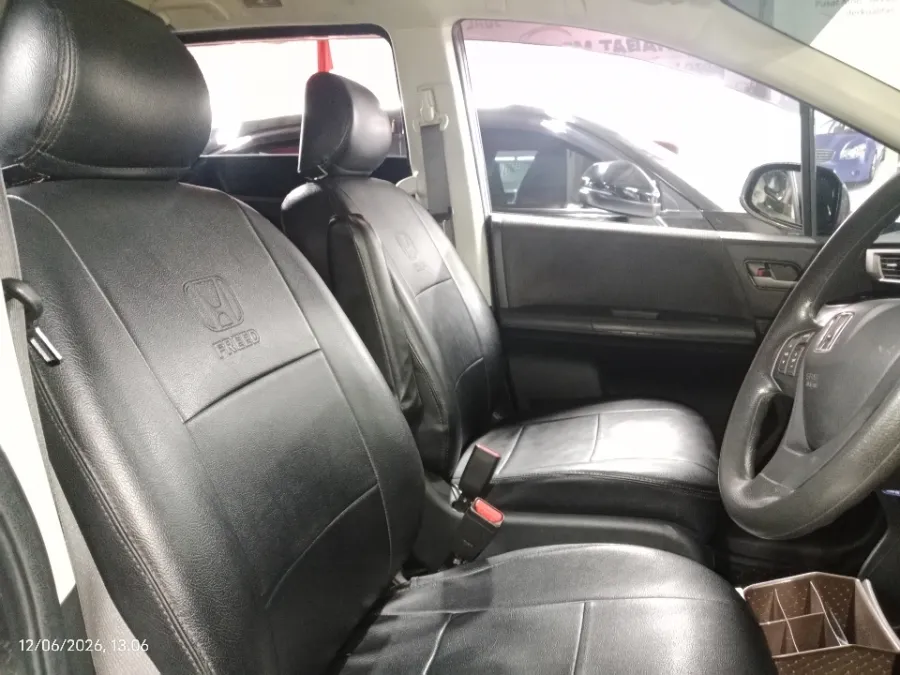 Foto Mobil Bekas Kabin Depan Honda Freed 1.5 E tahun 2015