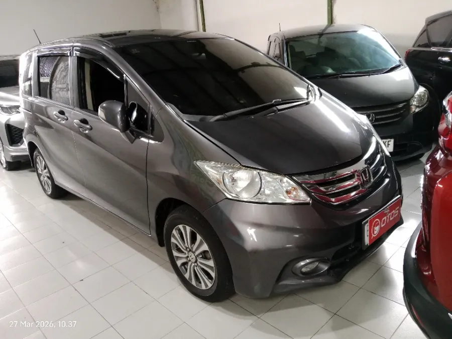 Foto Mobil Bekas Kanan Depan Honda Freed 1.5 E tahun 2015