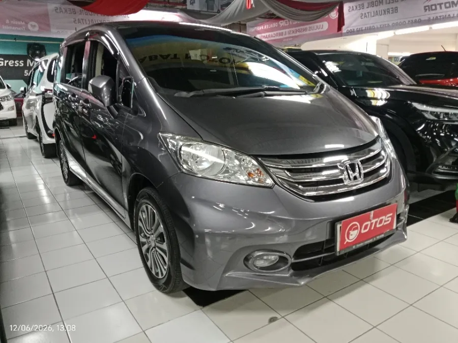 Foto Mobil Bekas Kanan Depan Honda Freed 1.5 E tahun 2015