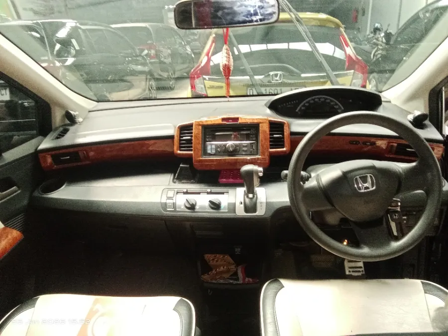 Foto Mobil Bekas Dashboard Honda Freed 1.5 S tahun 2013