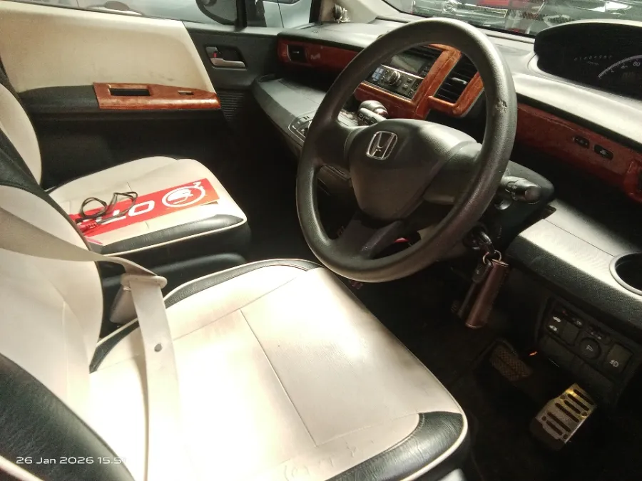 Foto Mobil Bekas Kabin Depan Honda Freed 1.5 S tahun 2013