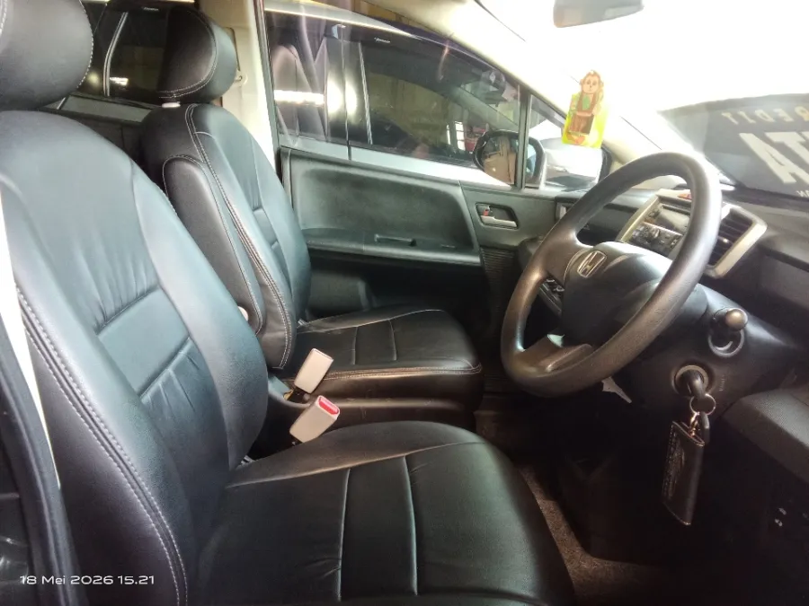 Foto Mobil Bekas Kabin Depan Honda Freed 1.5 S tahun 2013