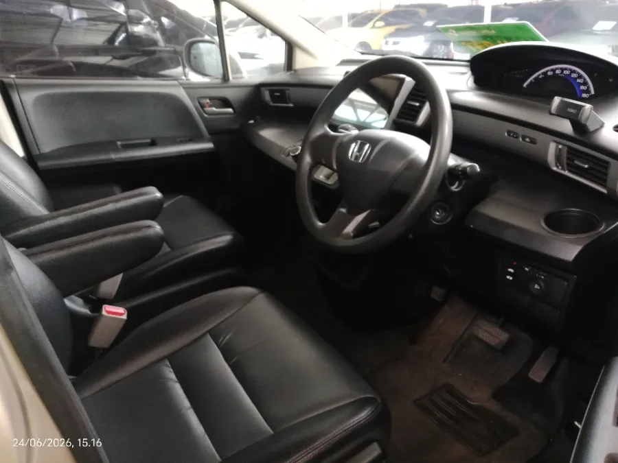 Foto Mobil Bekas Kabin Depan Honda Freed 1.5 S tahun 2013