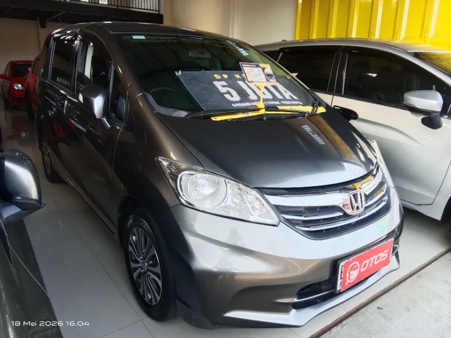 Foto Mobil Bekas Kanan Depan Honda Freed 1.5 S tahun 2013