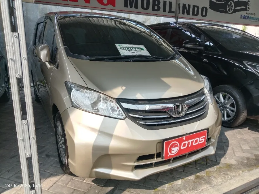 Foto Mobil Bekas Kanan Depan Honda Freed 1.5 S tahun 2013