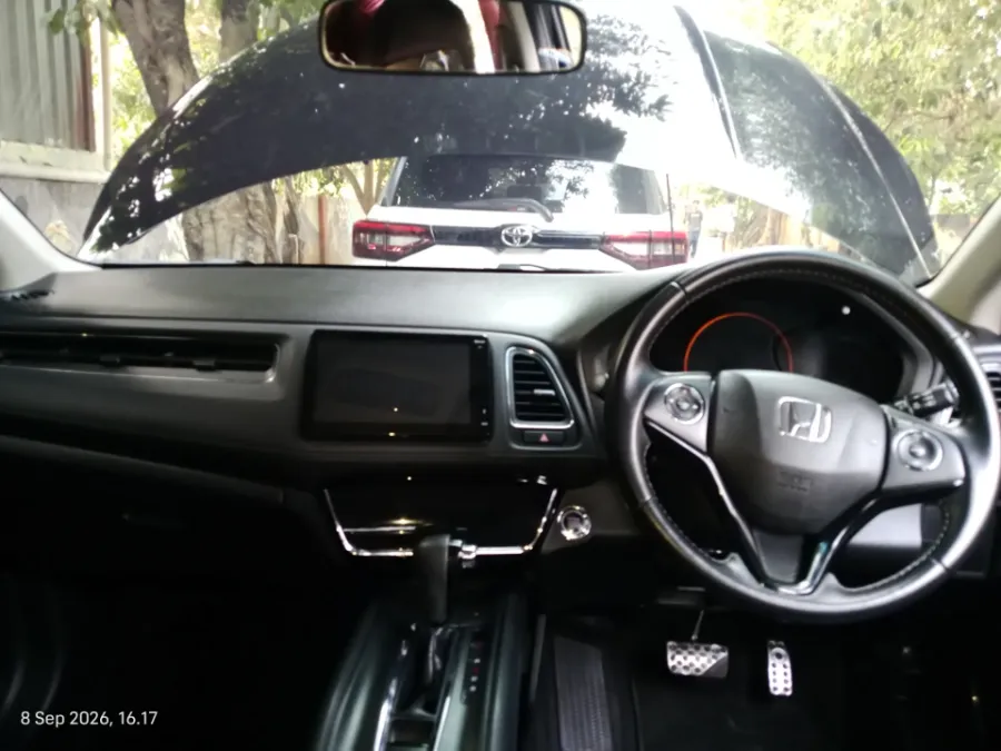 Foto Mobil Bekas Dashboard Honda HR-V 1.5 tahun 2020