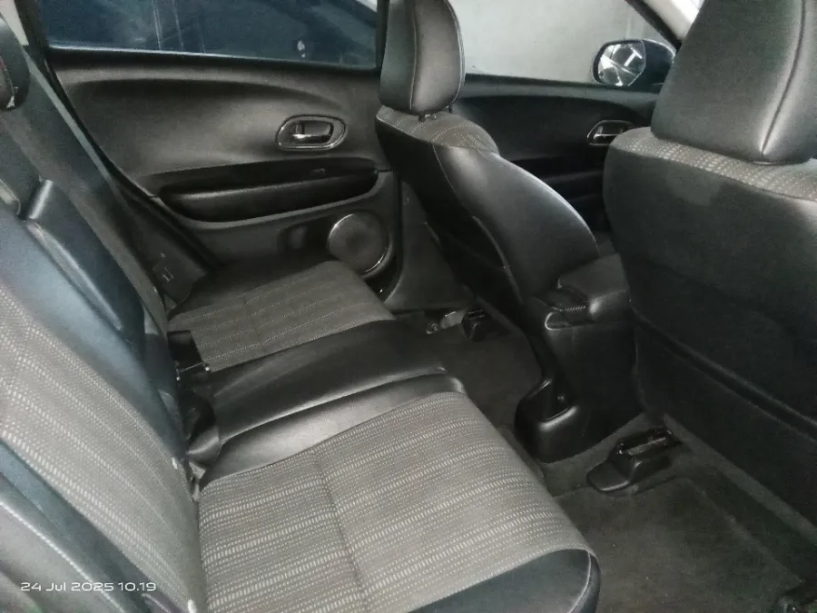 Foto Mobil Bekas Kabin Belakang Honda HR-V 1.5 E tahun 2015