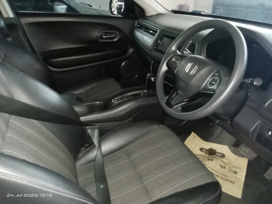 Foto Mobil Bekas Kabin Depan Honda HR-V 1.5 E tahun 2015