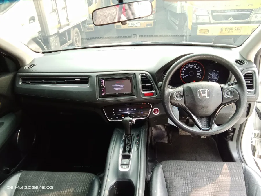 Foto Mobil Bekas Dashboard Honda HR-V 1.5 E tahun 2016