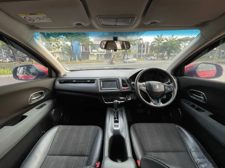 Foto Mobil Bekas Dashboard Honda HR-V 1.5 E tahun 2016