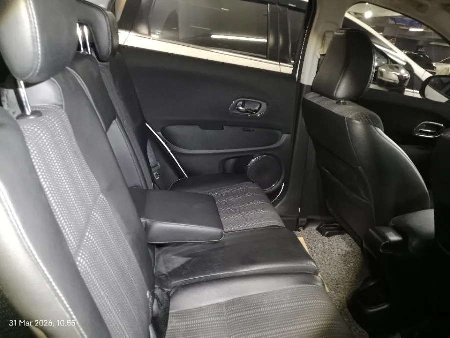 Foto Mobil Bekas Kabin Belakang Honda HR-V 1.5 E tahun 2016