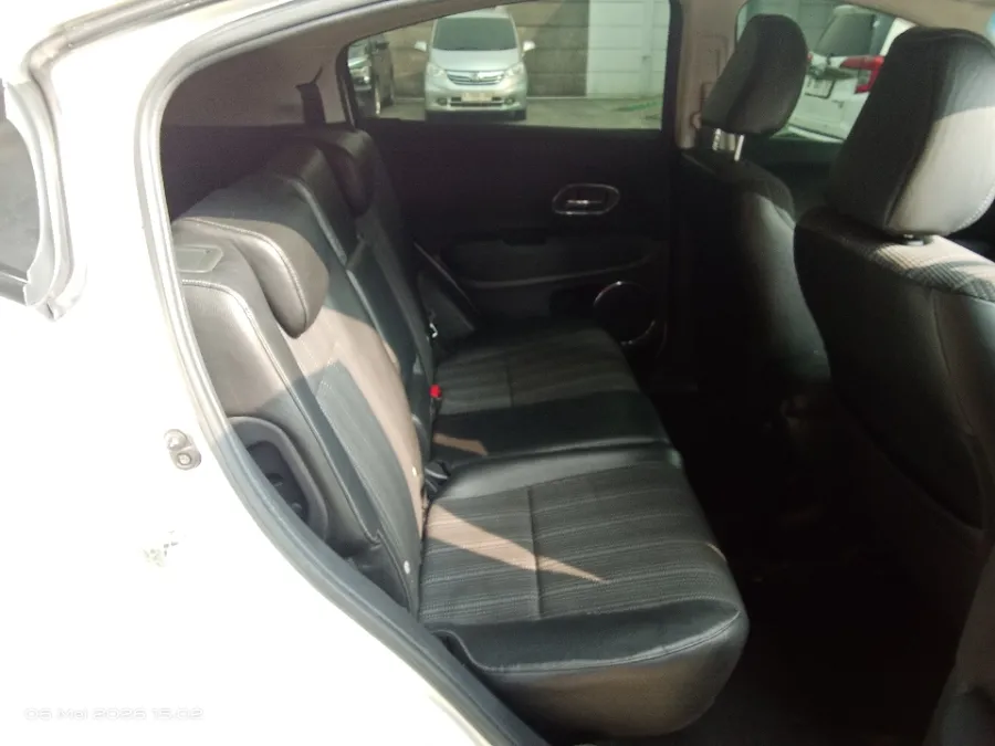 Foto Mobil Bekas Kabin Belakang Honda HR-V 1.5 E tahun 2016
