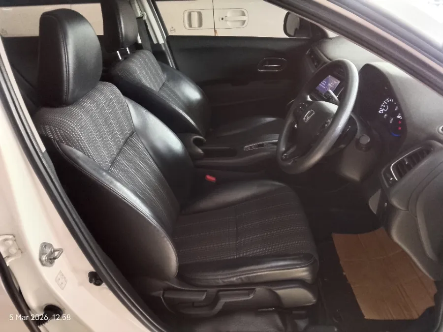 Foto Mobil Bekas Kabin Depan Honda HR-V 1.5 E tahun 2016