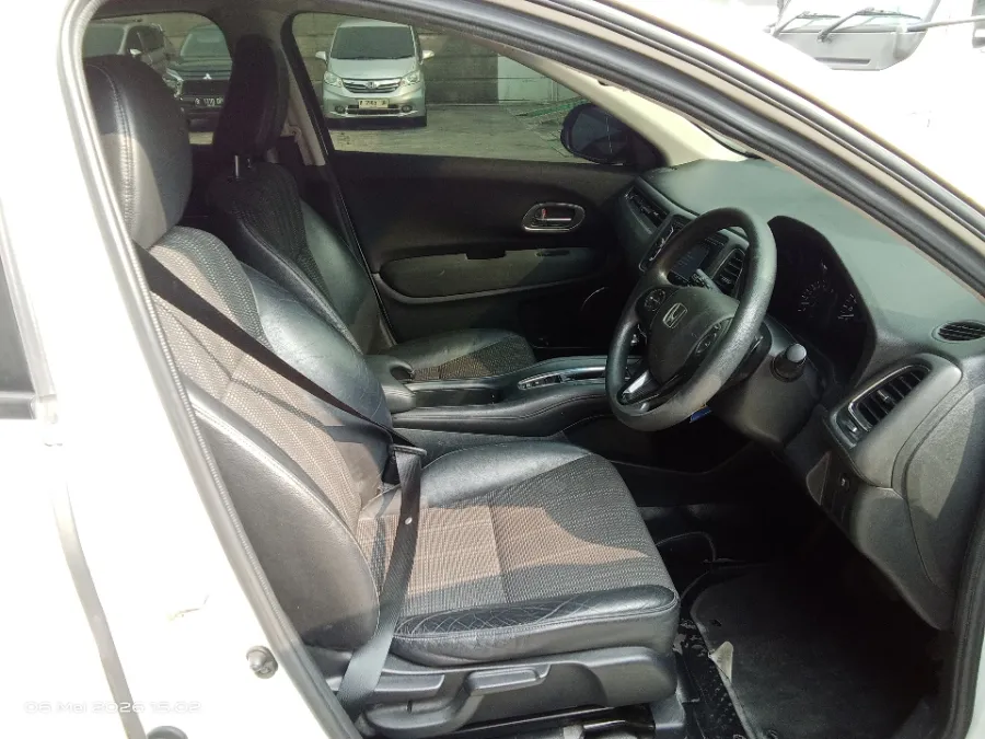 Foto Mobil Bekas Kabin Depan Honda HR-V 1.5 E tahun 2016
