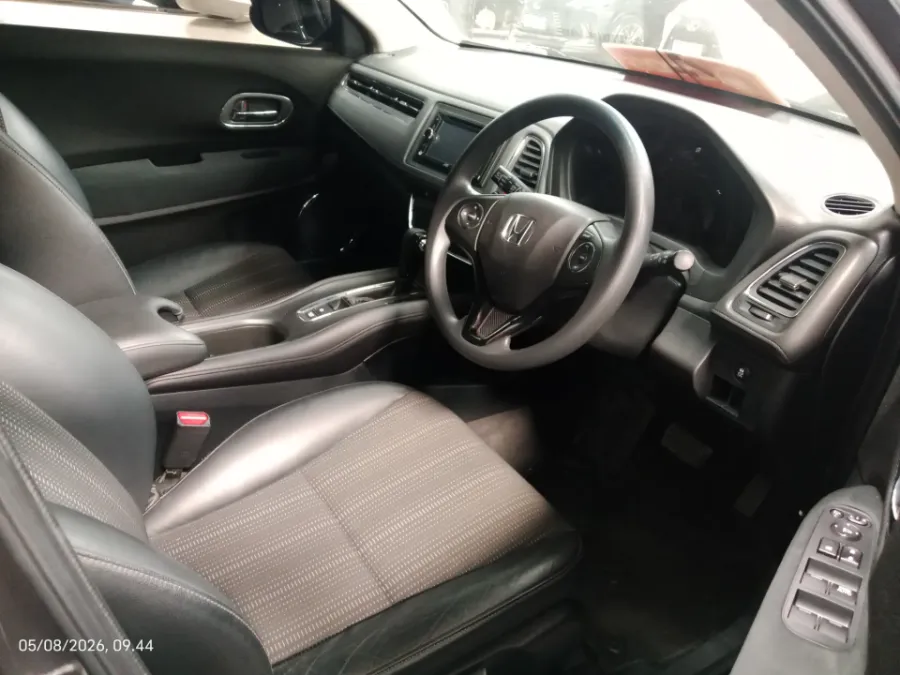 Foto Mobil Bekas Kabin Depan Honda HR-V 1.5 E tahun 2016