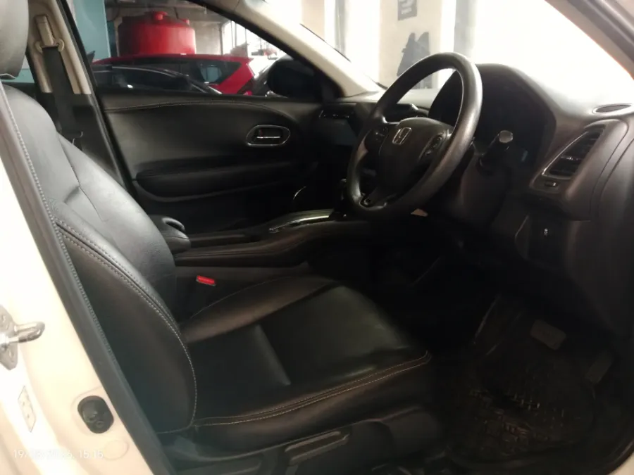 Foto Mobil Bekas Kabin Depan Honda HR-V 1.5 E tahun 2016