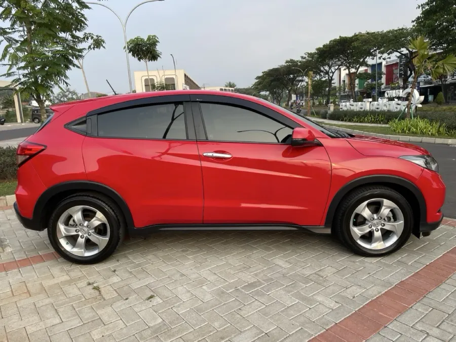 Foto Mobil Bekas Tampak Samping Honda HR-V 1.5 E tahun 2016