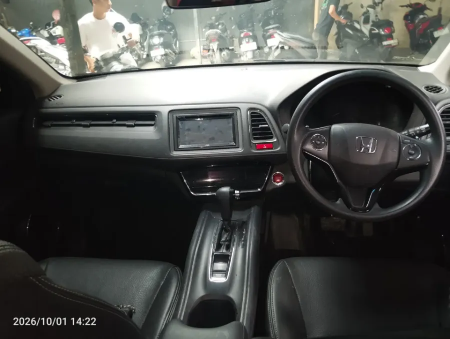 Foto Mobil Bekas Dashboard Honda HR-V 1.5 E tahun 2017