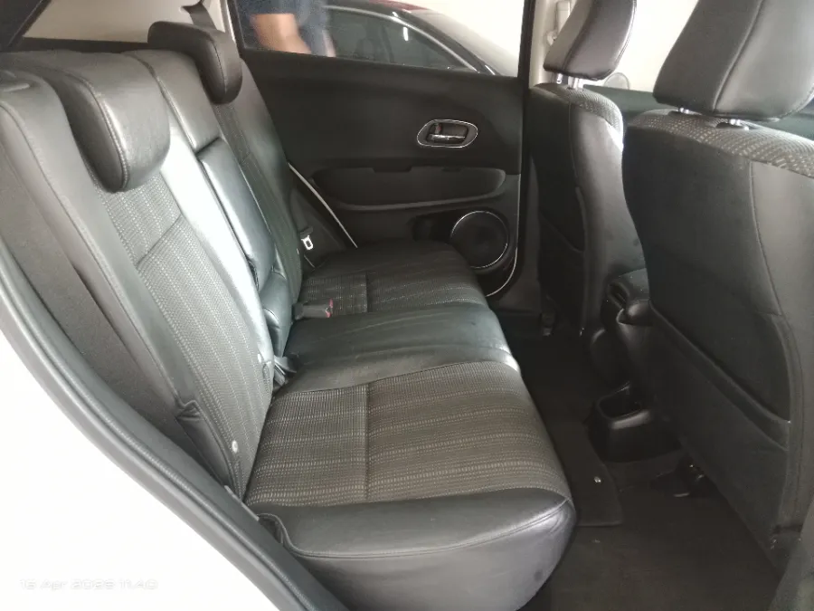 Foto Mobil Bekas Kabin Belakang Honda HR-V 1.5 E tahun 2017