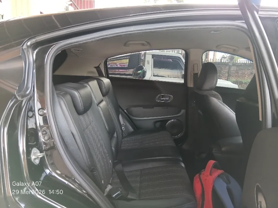 Foto Mobil Bekas Kabin Belakang Honda HR-V 1.5 E tahun 2017