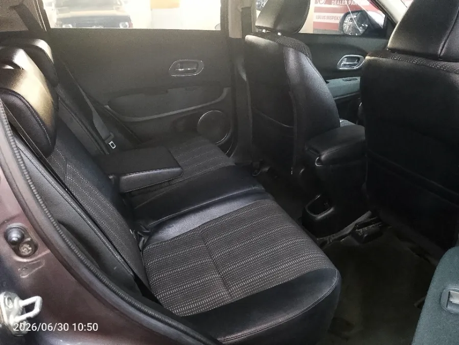 Foto Mobil Bekas Kabin Belakang Honda HR-V 1.5 E tahun 2017